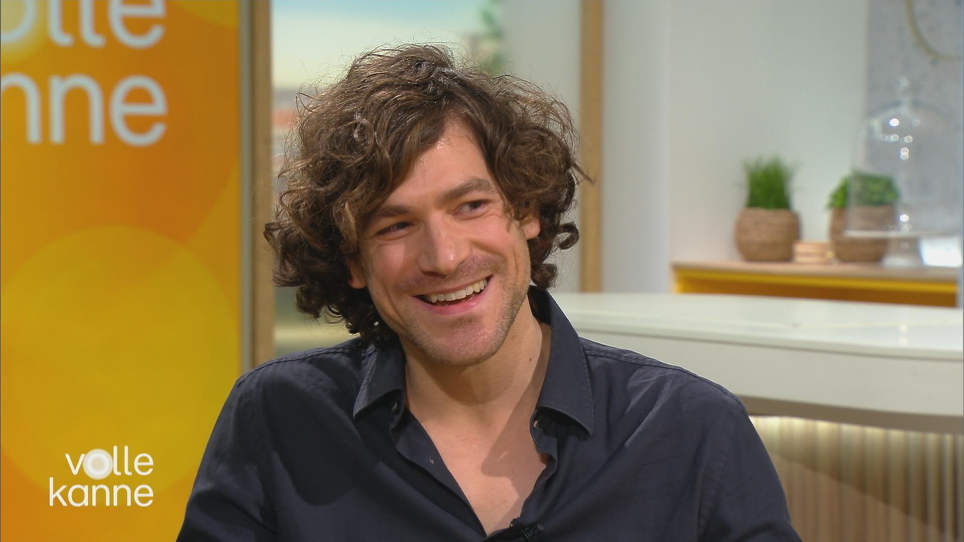 Schauspieler Jonathan Hutter lacht und sitzt im Volle-Kanne-Studio.