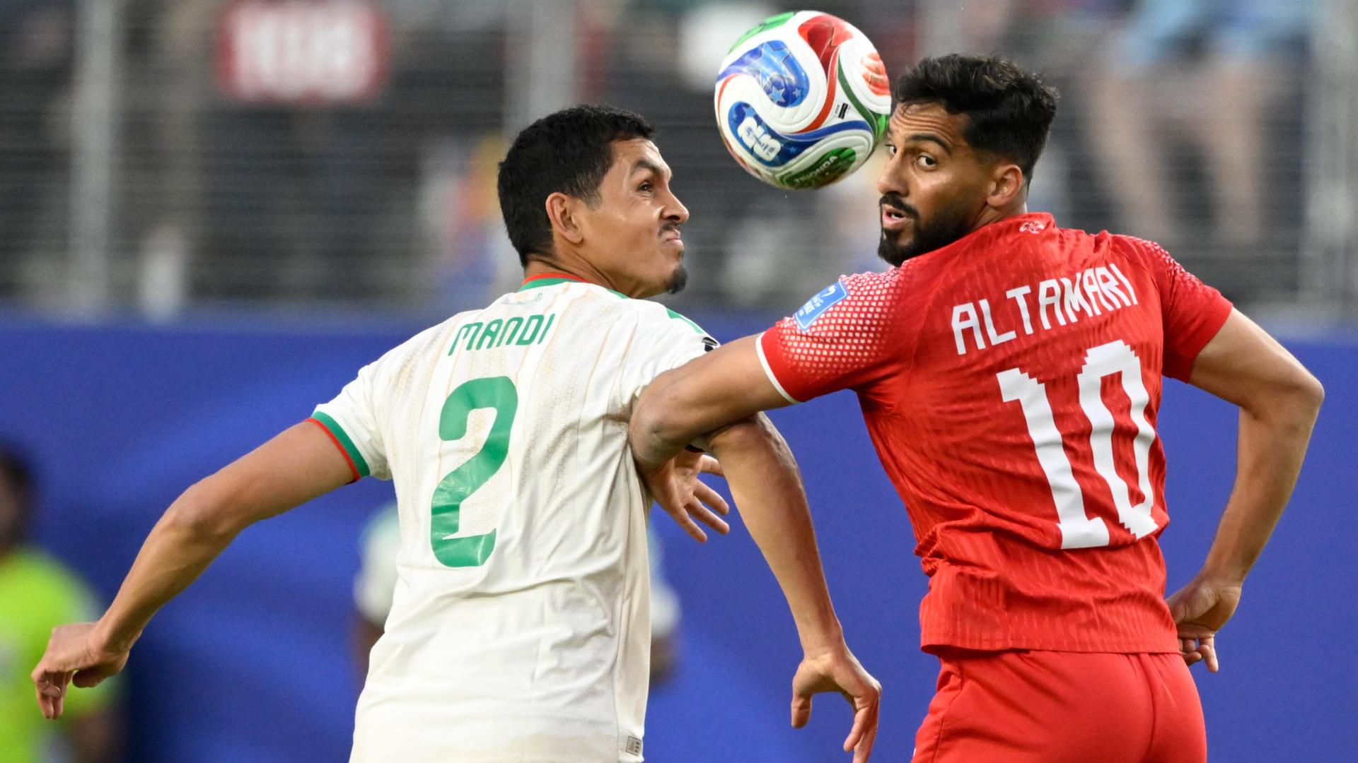 Der Algerier Aissa Mandi (l) und der Jordanier Mousa Altamari kämpfen um den Ball.