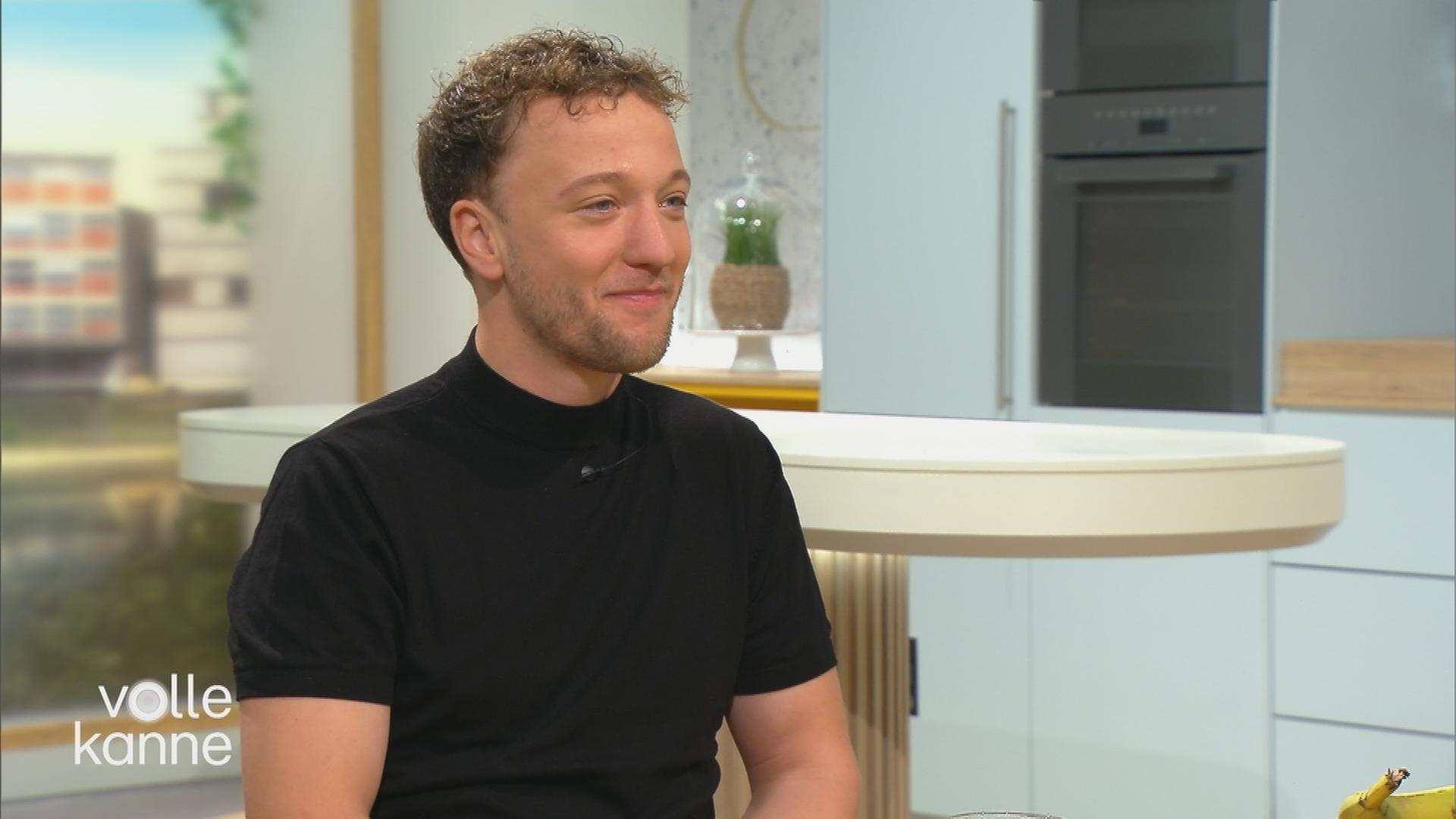 Joris am "Volle Kanne"-Frühstückstisch