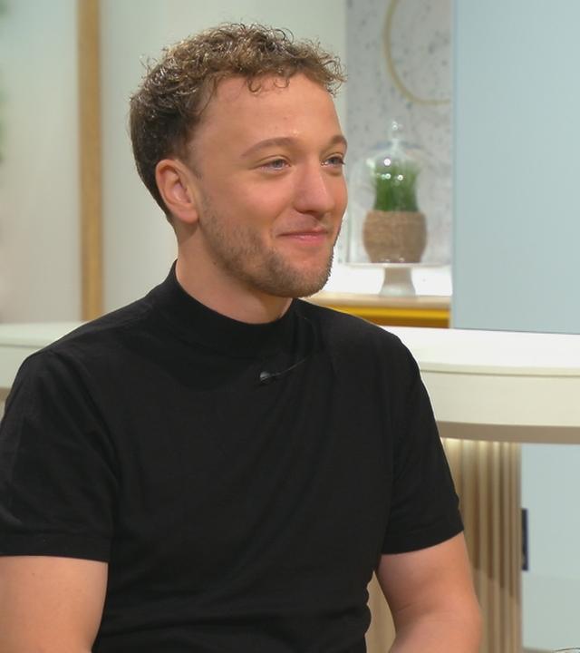 Joris am "Volle Kanne"-Frühstückstisch