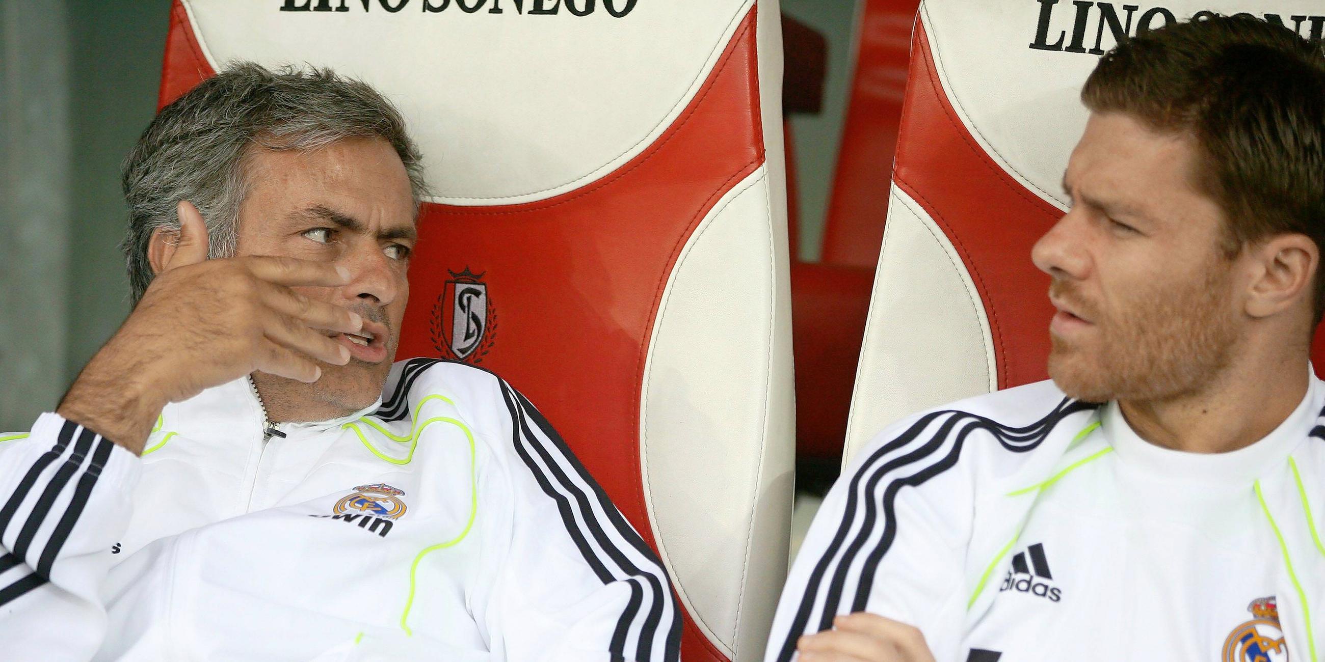 Jose Mourinho und Xabier Alonso, aufgenommen am 17.08.2010