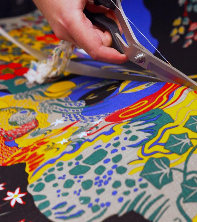 Ein bunter, floraler Stoff