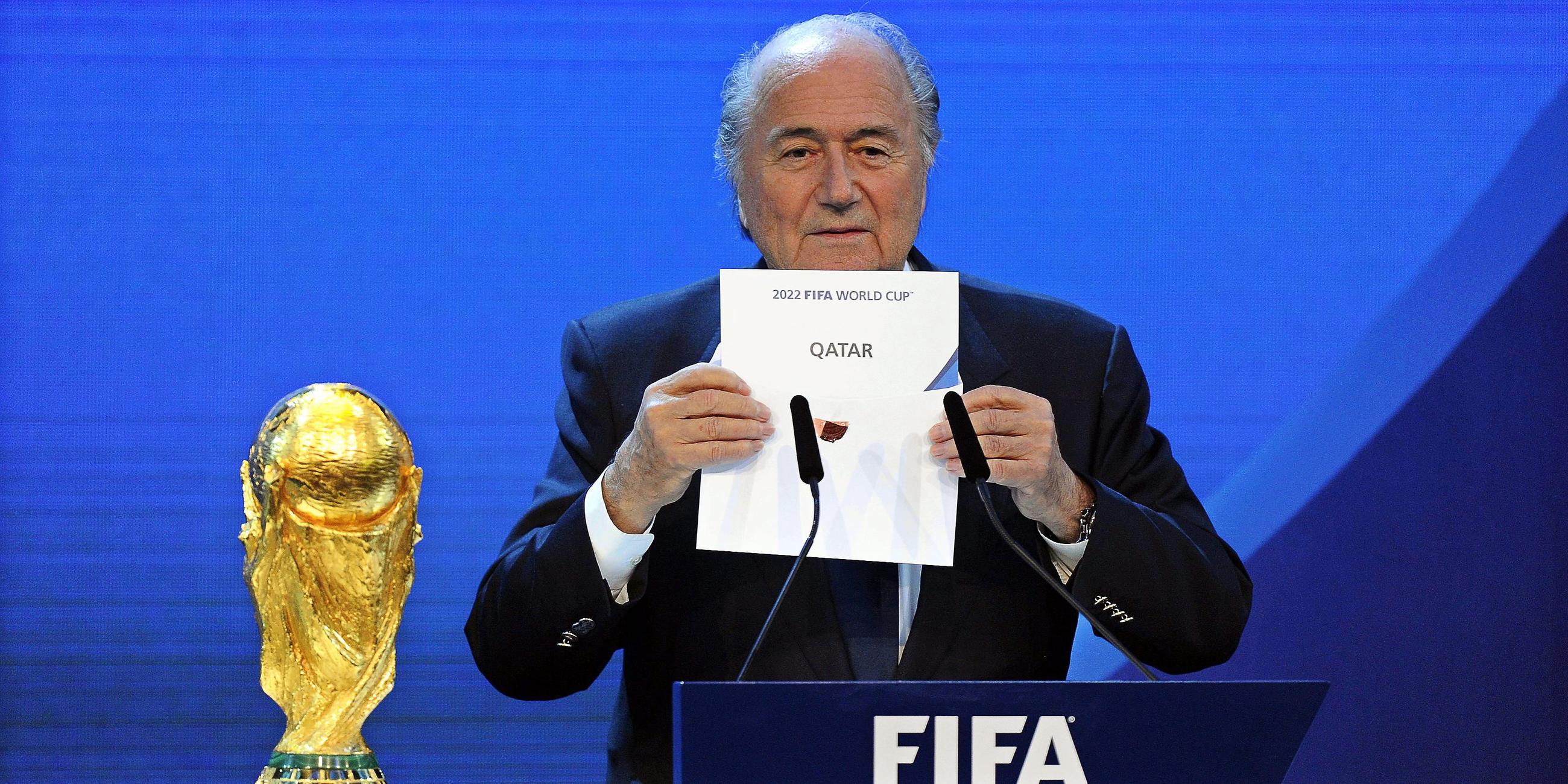 Joseph Blatter hält einen Zettel mit der Aufschrift «Katar» während der Bekanntgabe des Ausrichters der Fußball-WM 2022, aufgenommen am 02.12.2010