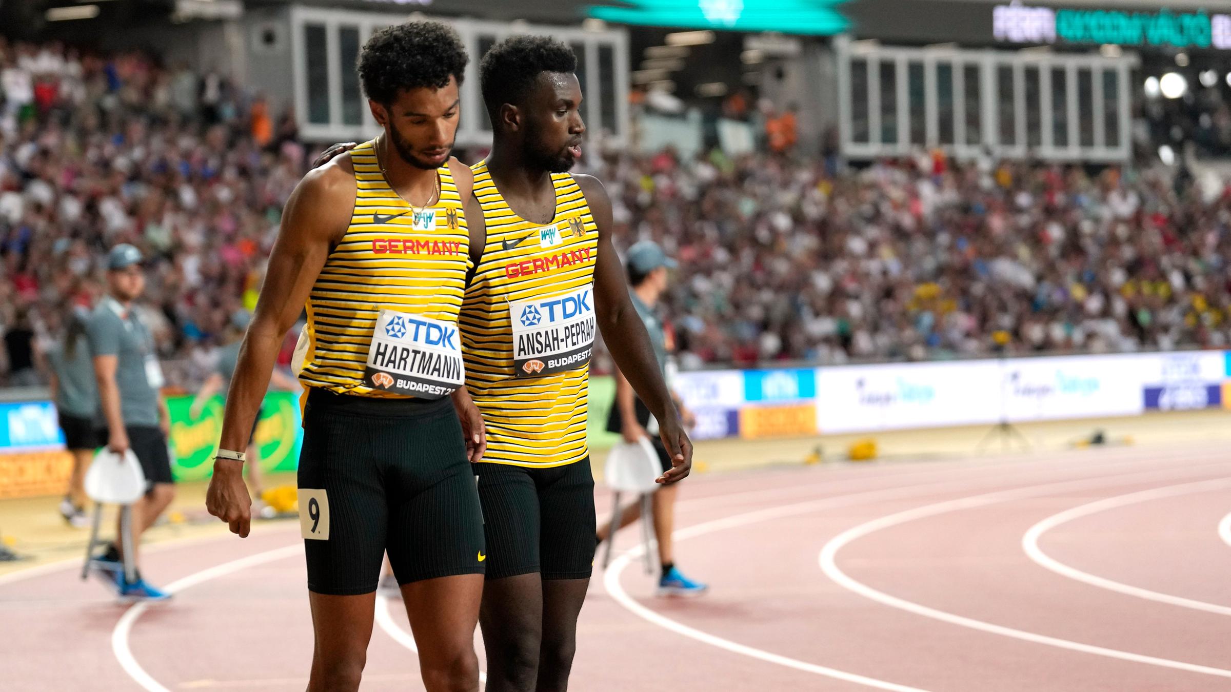 Joshua Hartmann (l) und Lucas Ansah-Peprah aus Deutschland umarmen sich, nachdem der Staffelstab heruntergefallen ist.
