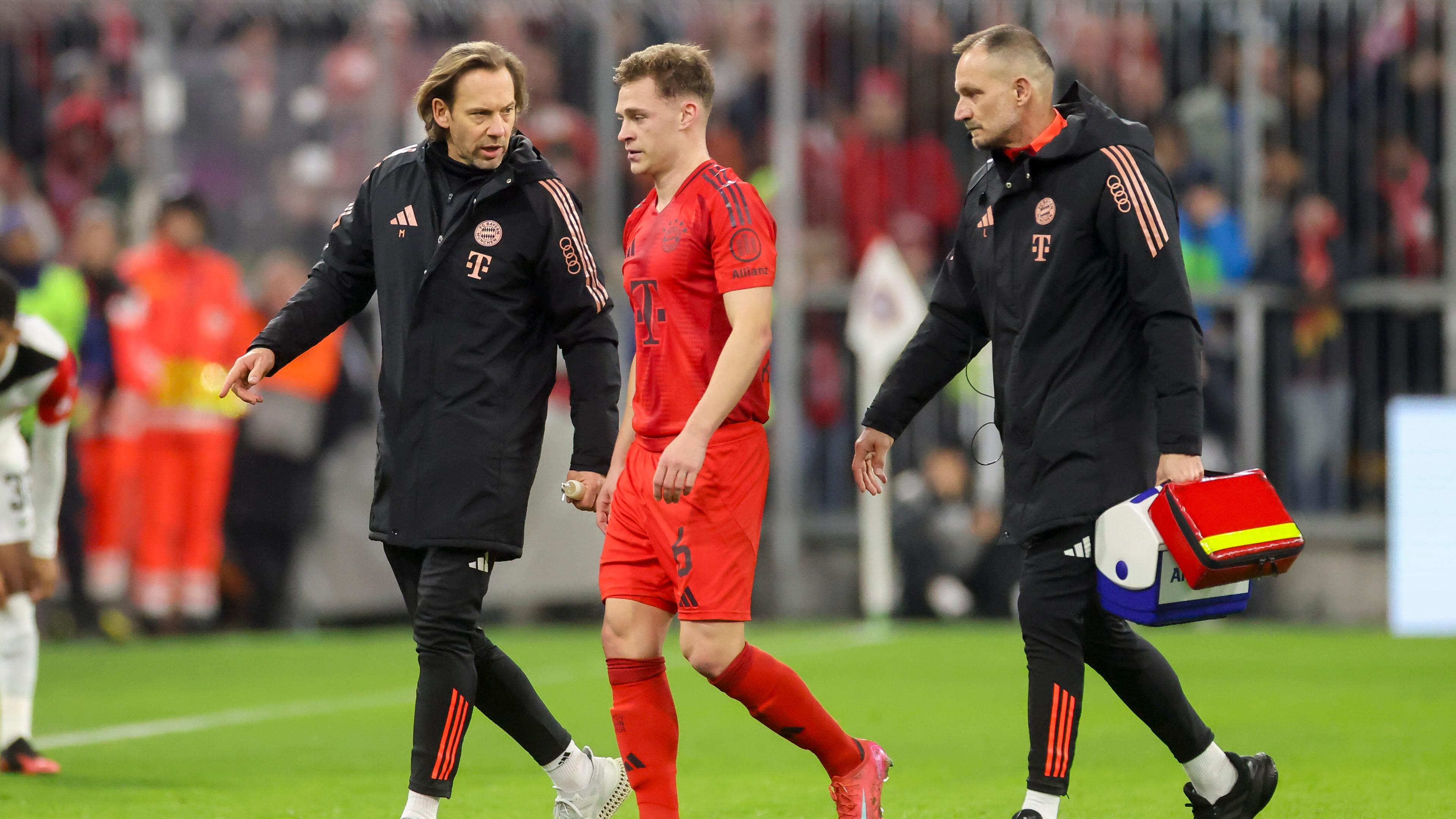 Joshua Kimmich de Munich est blessé par la place dans le match contre Francfort le 23 février 2025.