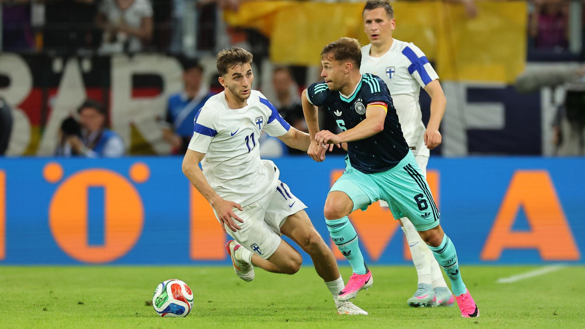 v.l. Adam Markhiev und Joshua Kimmich im Testspiel zwischen Deutschland und Finnland.