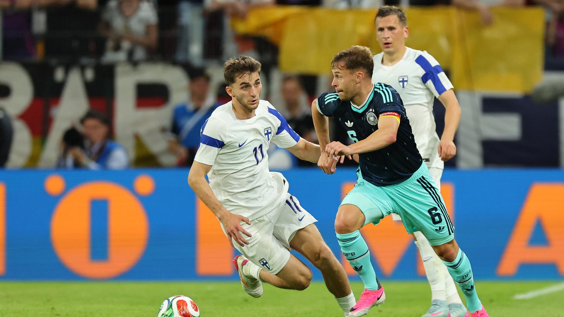 v.l. Adam Markhiev und Joshua Kimmich im Testspiel zwischen Deutschland und Finnland.