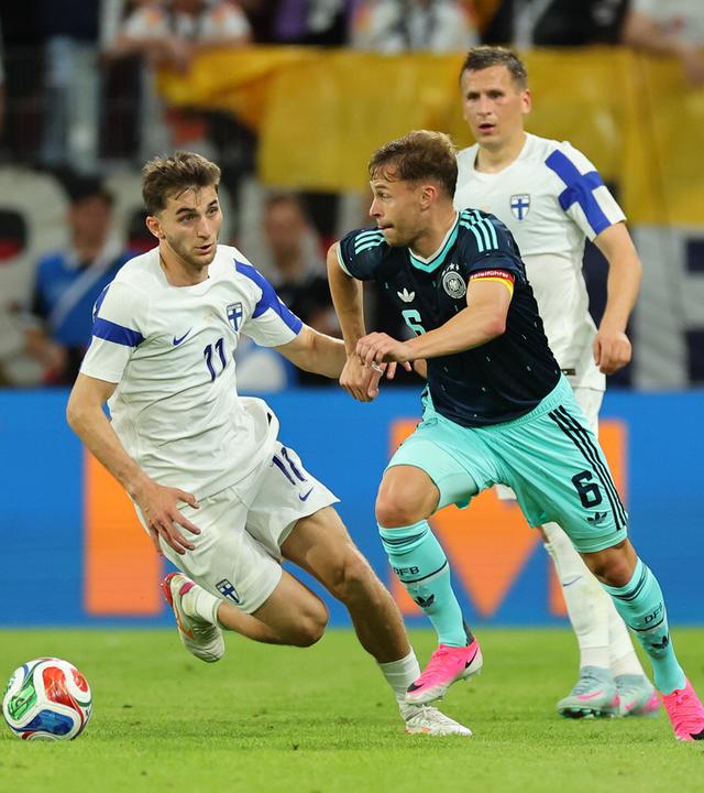v.l. Adam Markhiev und Joshua Kimmich im Testspiel zwischen Deutschland und Finnland.
