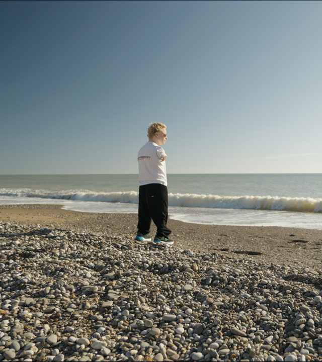 Josia Topf am Strand