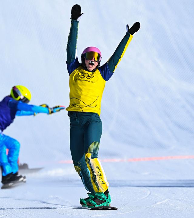 Die Australierin Josie Baff feiert ihren Sieg im Snowboardcross-Finale der Frauen am 13.02.2026 in Livigno.
