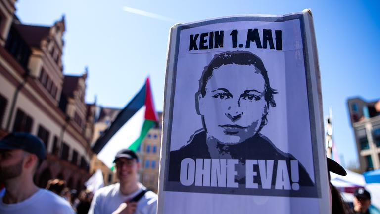 1. Mai 2026, Leipzig, Sachsen, Deutschland: Während der Demonstrationen zum Tag der Arbeit in Leipzig hält eine protestierende Person ein Schild mit der Aufschrift „Kein 1. Mai ohne Eva“ hoch – ein Hinweis auf die deutsche Journalistin Eva Maria Michelmann, die in Syrien verschwunden ist.