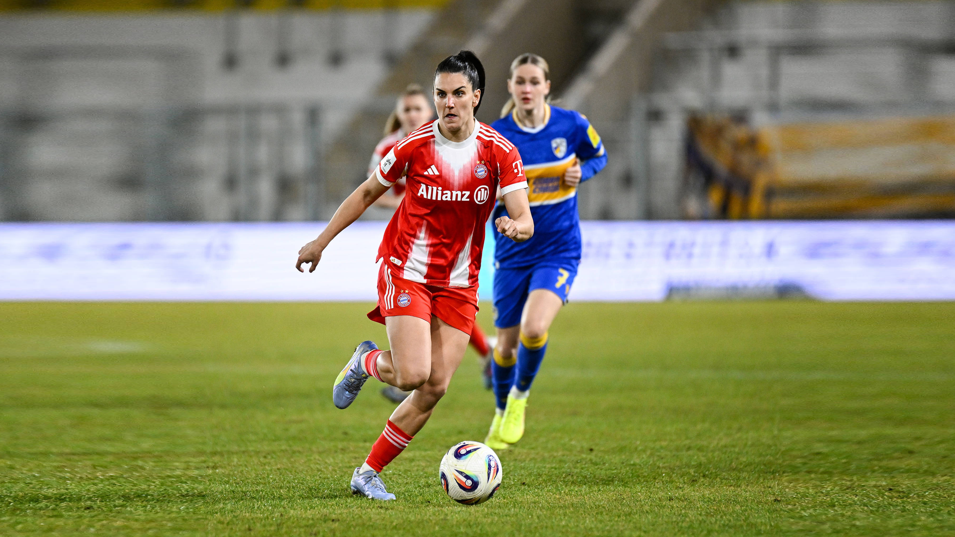 Jovana Damnjanovic (9, FC Bayern München) kämpft. 