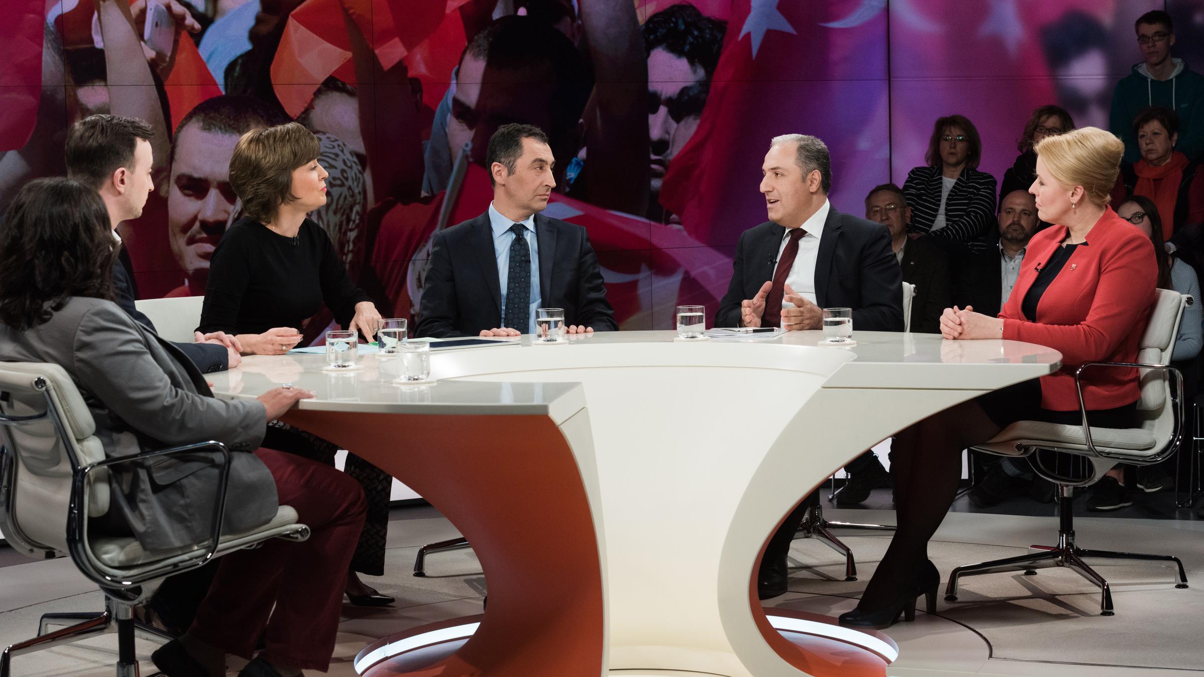 "Türken in Deutschland – spaltet Erdoğan das Land?"