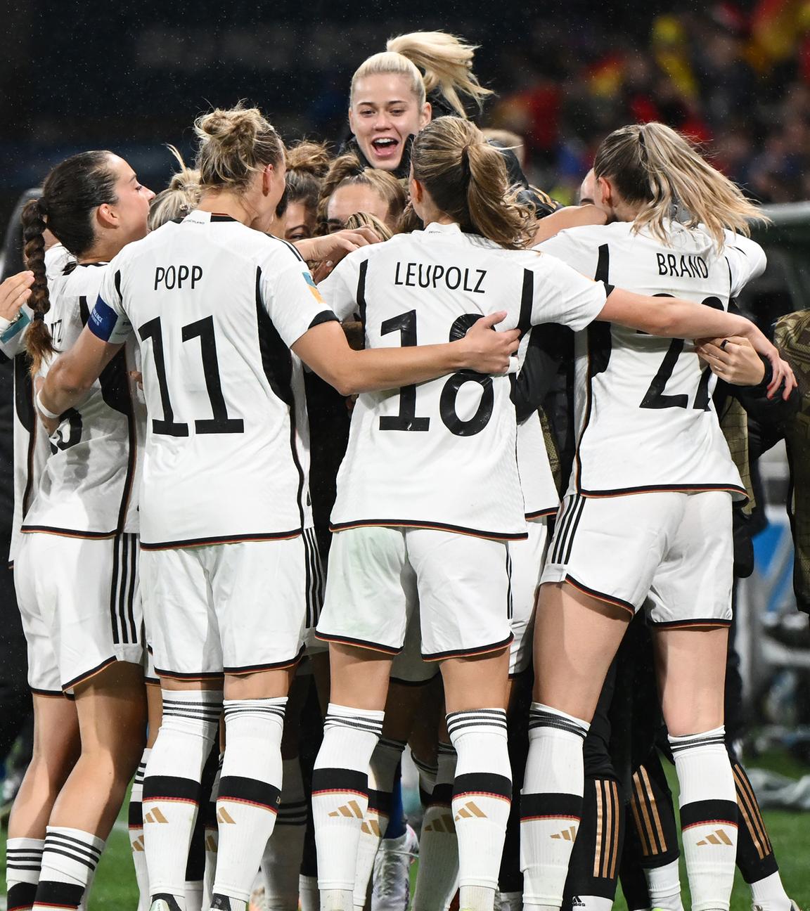 Das deutsche Team freut sich gemeinsam an der Trainerbank über den 3:0 Führungstreffer