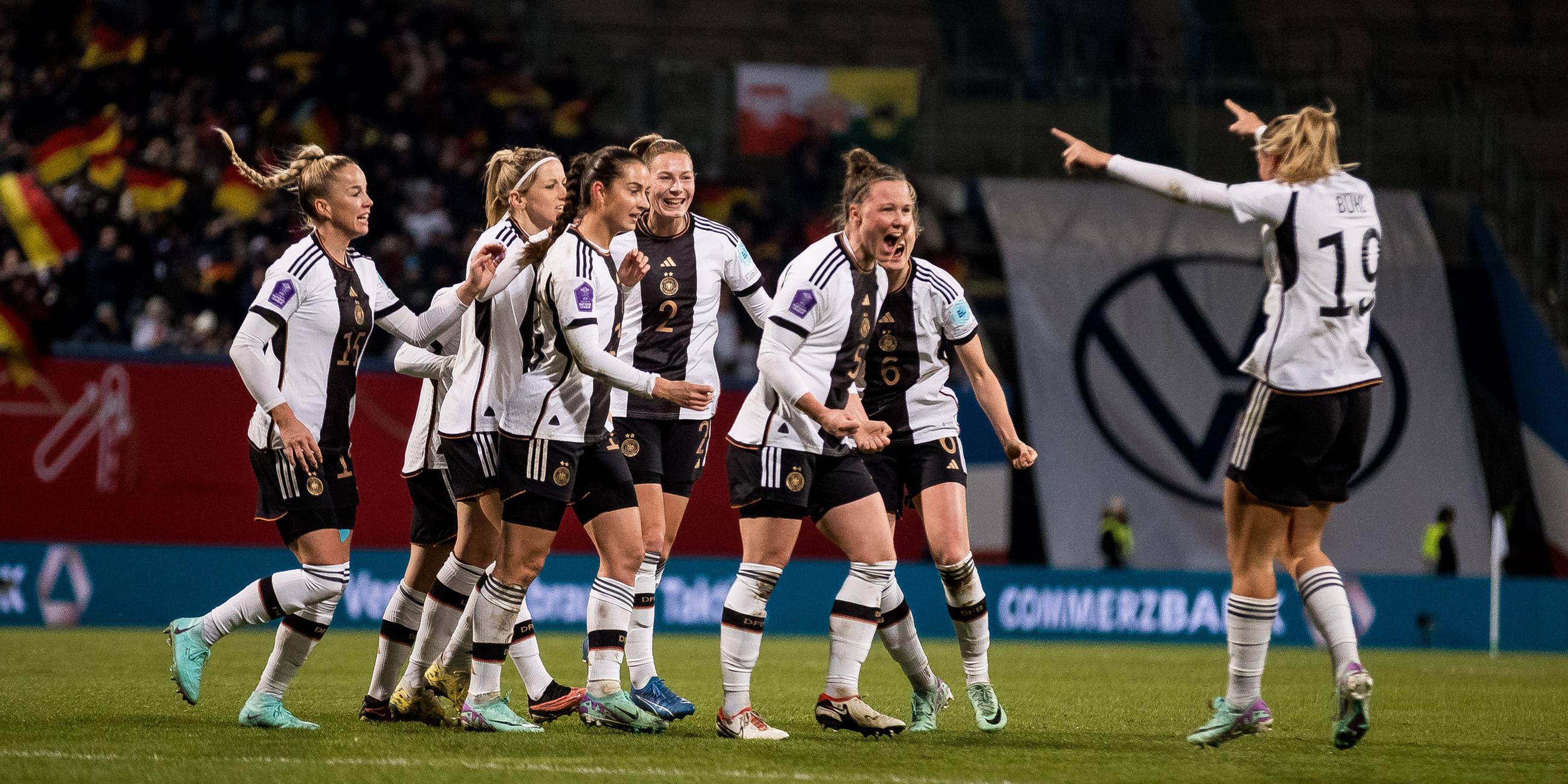 Die DFB Frauen jubeln zum 2:0 durch Marina Hegering beim Spiel gegen Dänemark am 01.12.2023.
