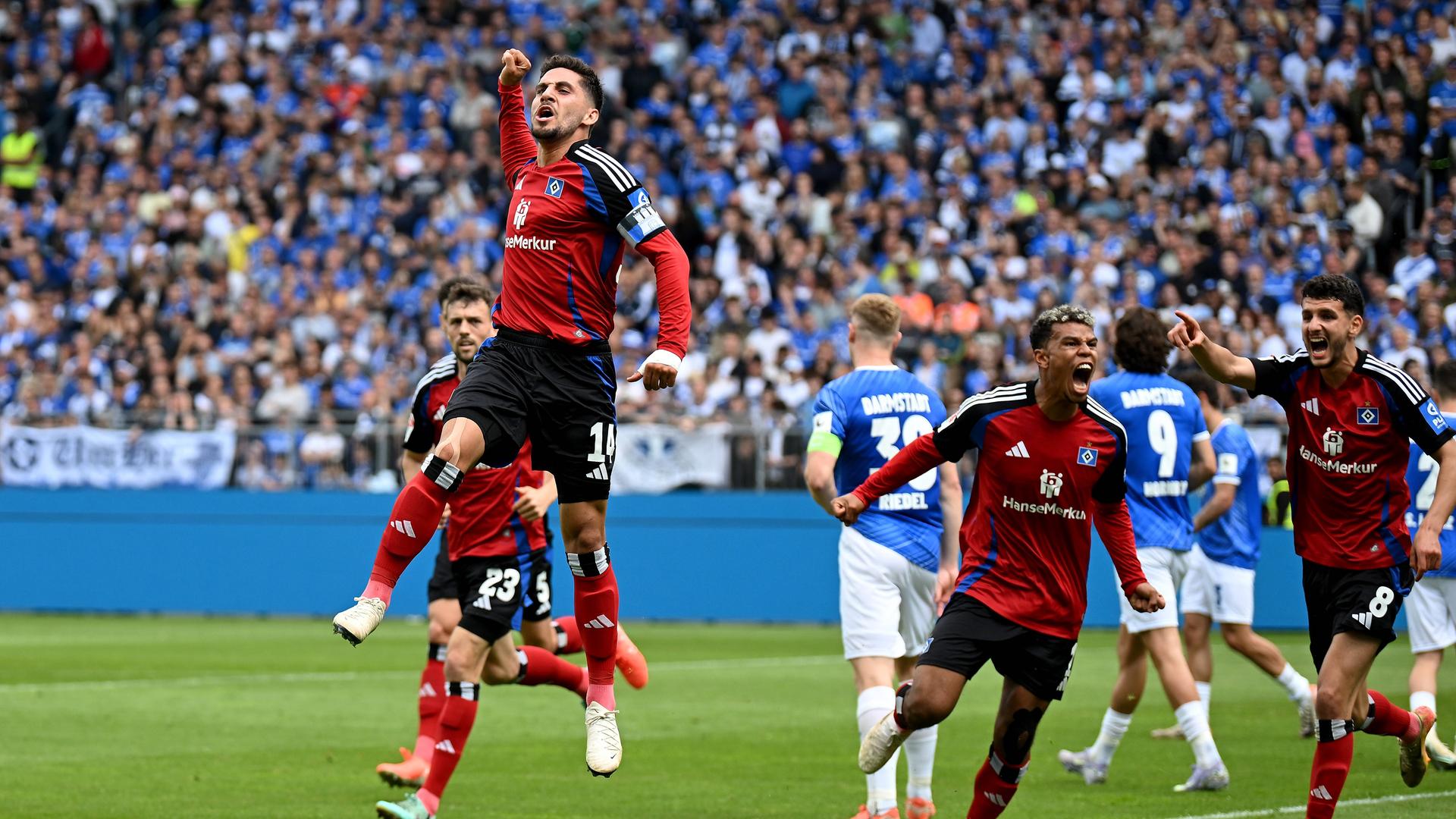 Hamburger SV‌ players celebrating a goal.