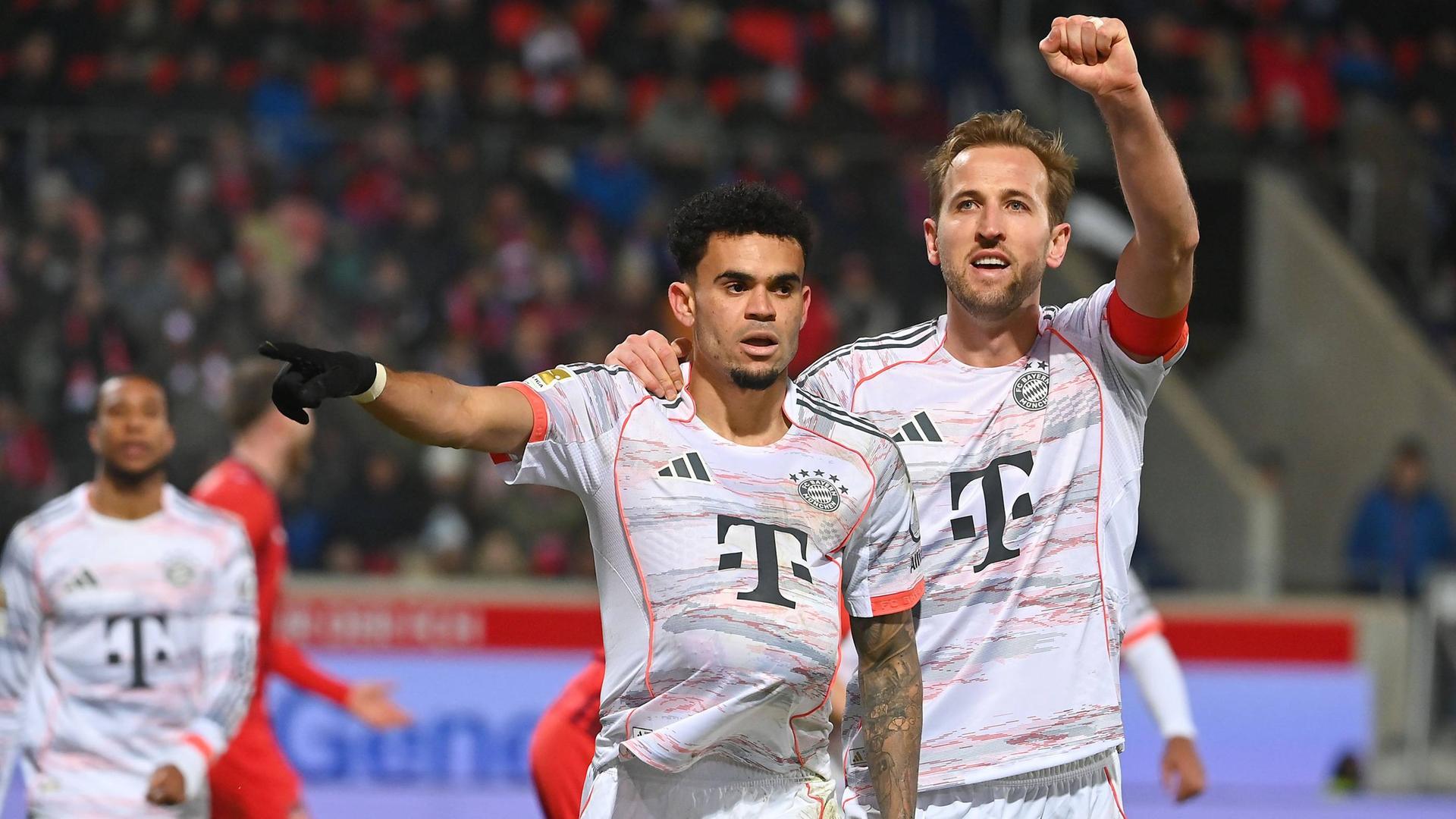 Nach seinem Tor zum 0:3 gegen den 1. FC Heidenheim jubelt Bayerns Flügelspieler Luis Diaz gemeinsam mit seinem Teamkollegen Harry Kane