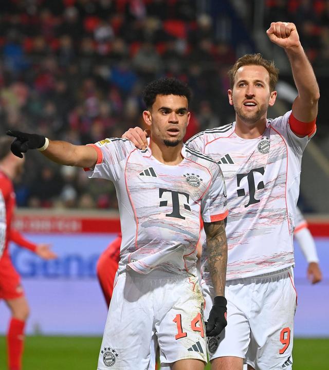 Nach seinem Tor zum 0:3 gegen den 1. FC Heidenheim jubelt Bayerns Flügelspieler Luis Diaz gemeinsam mit seinem Teamkollegen Harry Kane