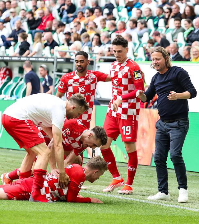 Torschütze Jonathan Burkhardt (am Boden) feiert mit Team Kollegen und Trainer Bo Henriksen nach seinem Treffer zum 1:3.