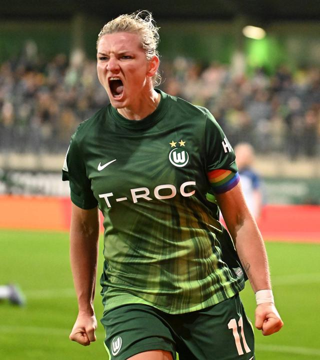 Wolfsburgs Stürmerin Alexandra Popp-Höppe jubelt nach einem Treffer gegen den Hamburger SV