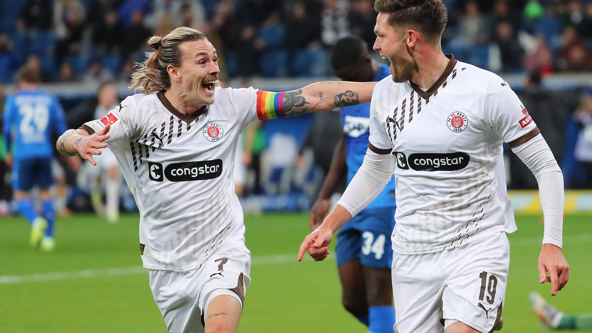 Jubel nach dem Tor zum 0:2 durch Andreas Albers (FC St. Pauli).