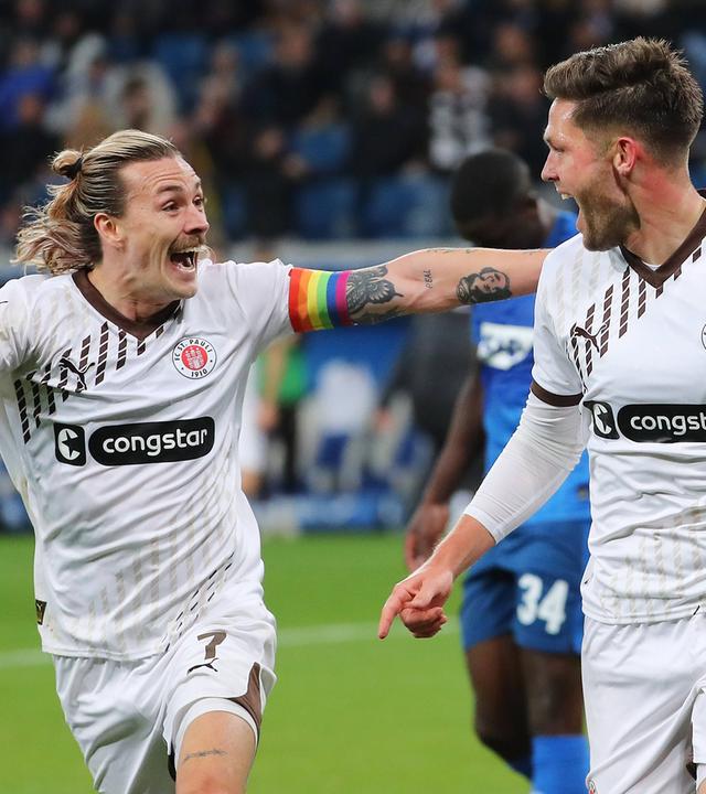 Jubel nach dem Tor zum 0:2 durch Andreas Albers (FC St. Pauli).