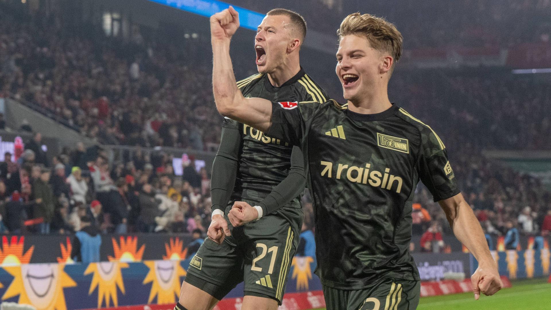 Nach dem späten Siegtor gegen den 1. FC Köln jubeln Unions Tim Skarke und András Schäfer vor der Gästekurve