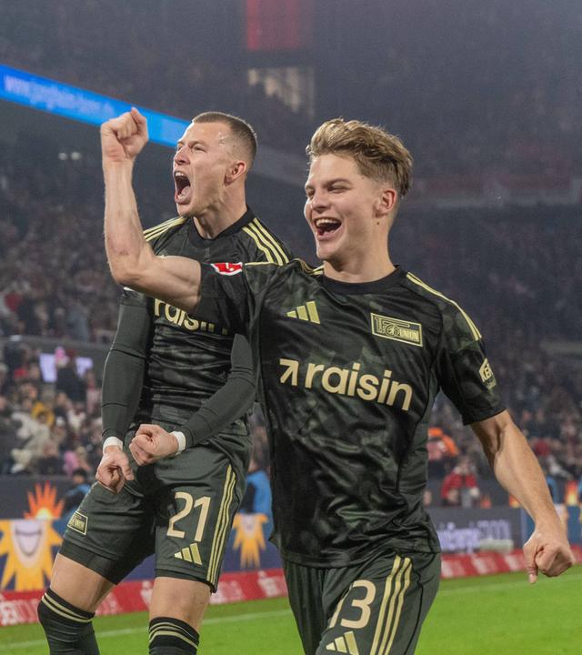 Nach dem späten Siegtor gegen den 1. FC Köln jubeln Unions Tim Skarke und András Schäfer vor der Gästekurve