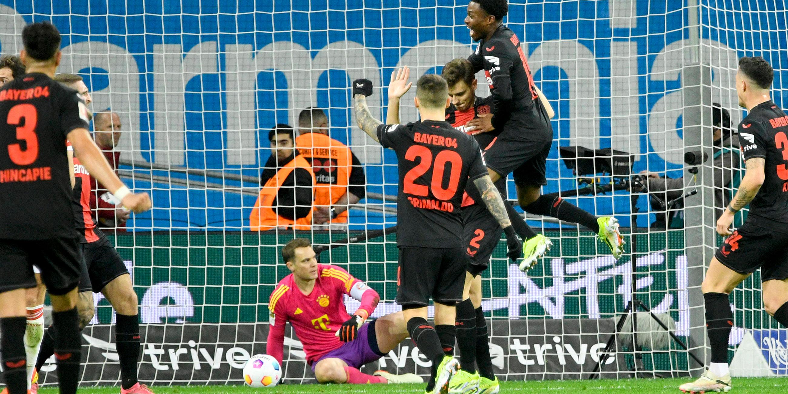 Die Leverkusen jubeln nach dem 1:0 durch Stanisic, Torwart Manuel Neuer (FCB) ist geschlagen.