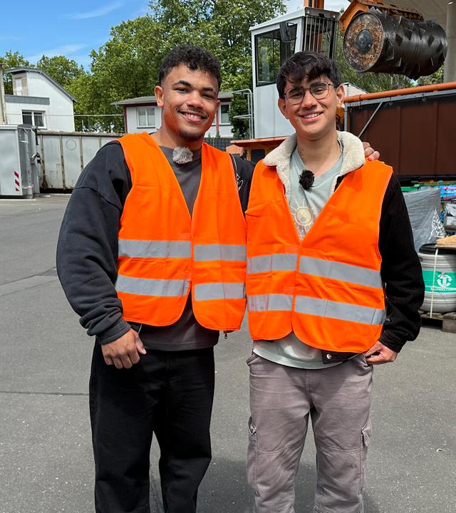 Chinedu und Dominik auf dem Wertstoffhof