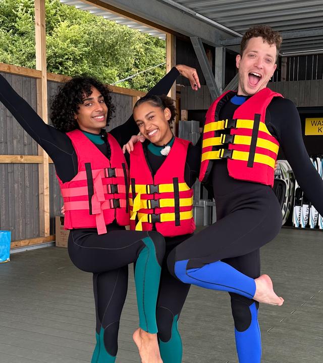 Die WG - Das große Wiedersehen: Malik, Naomi und Philipp in Neopren-Anzügen mit Schwimmwesten vor der Wasserski-Anlage