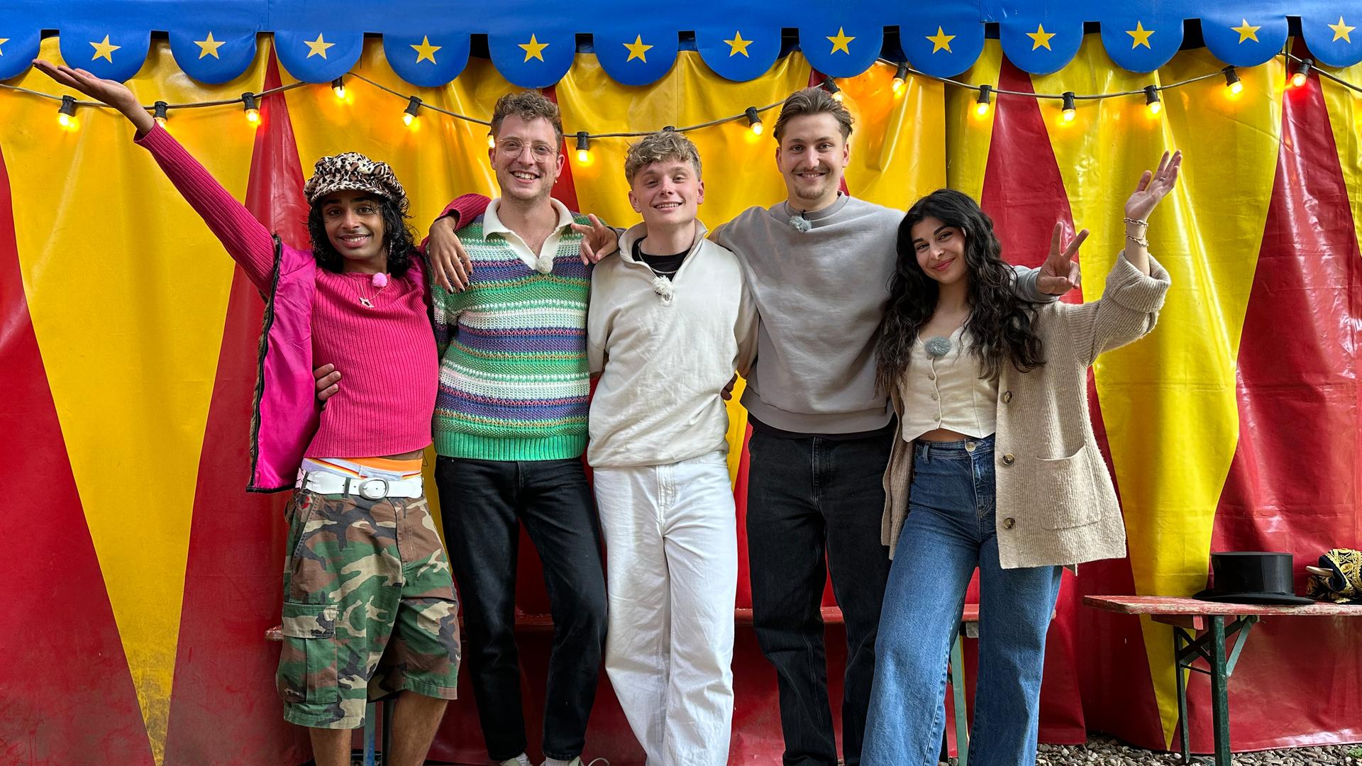 Die WG - Das große Wiedersehen: Malik, Philipp, Julius, Robin und Ella präsentieren sich vor einem Zirkuszelt.
