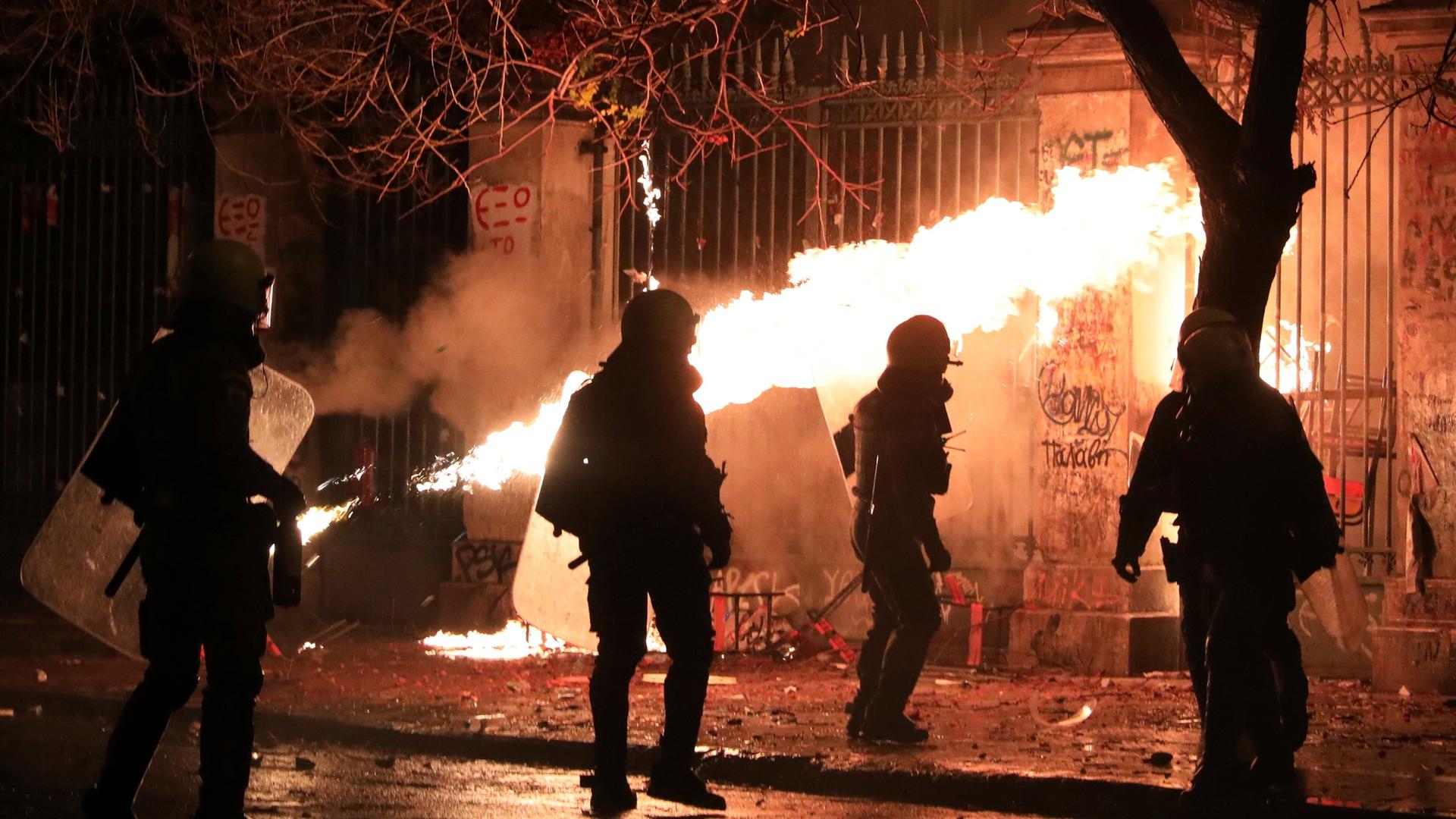 Mehrere Polizisten versuchen mit einem Flammewerfer die Linksautonomen Unruhestifter zurückzuhalten am 17.11.2018 in Athen