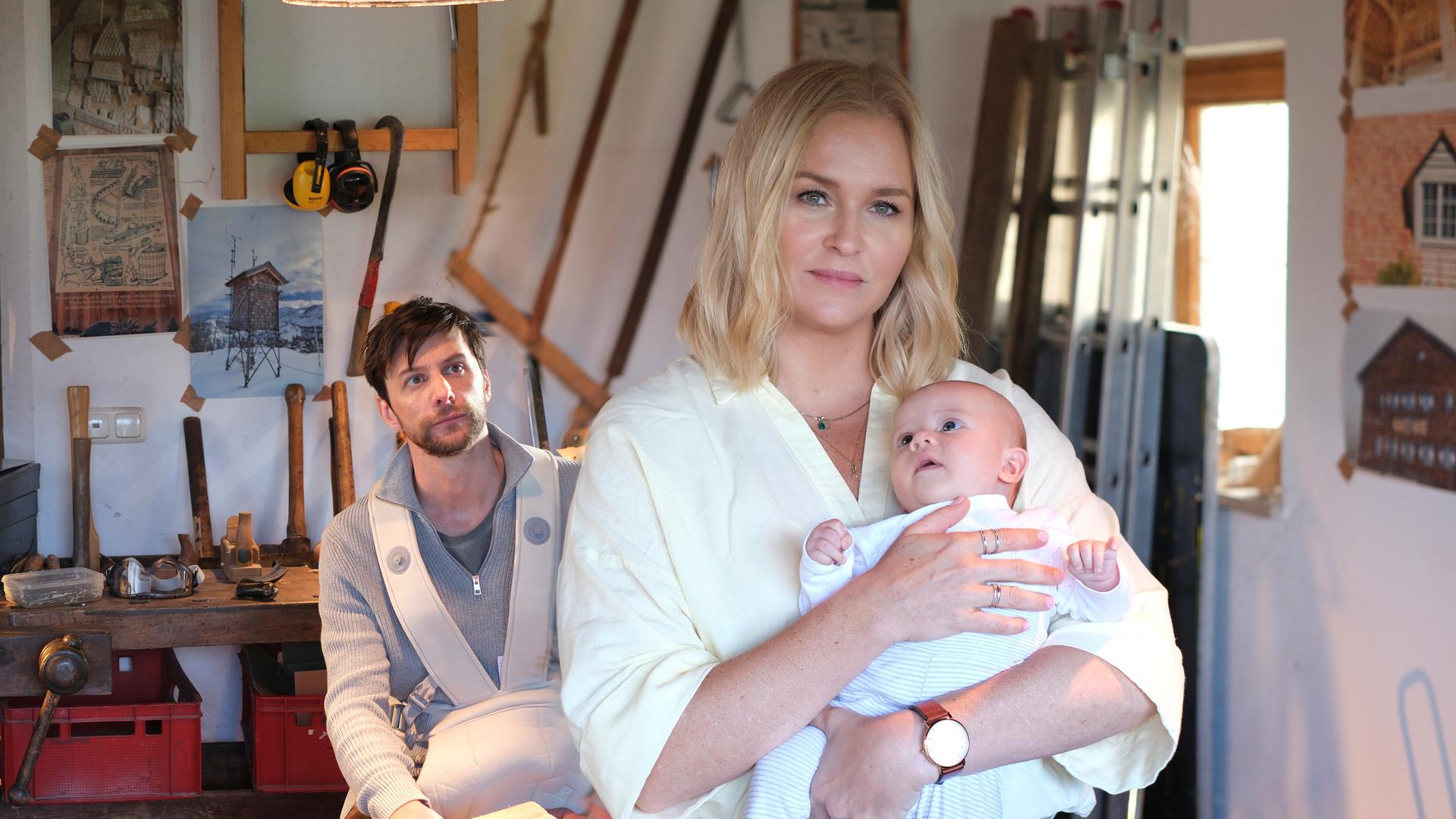 Lena Lorenz (Judith Hoersch) unterstützt Tom Baumgartner (Jonathan Beck) und hält sein Baby.