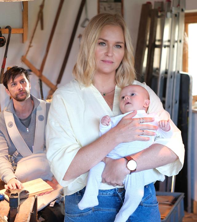 Lena Lorenz (Judith Hoersch) unterstützt Tom Baumgartner (Jonathan Beck) und hält sein Baby.