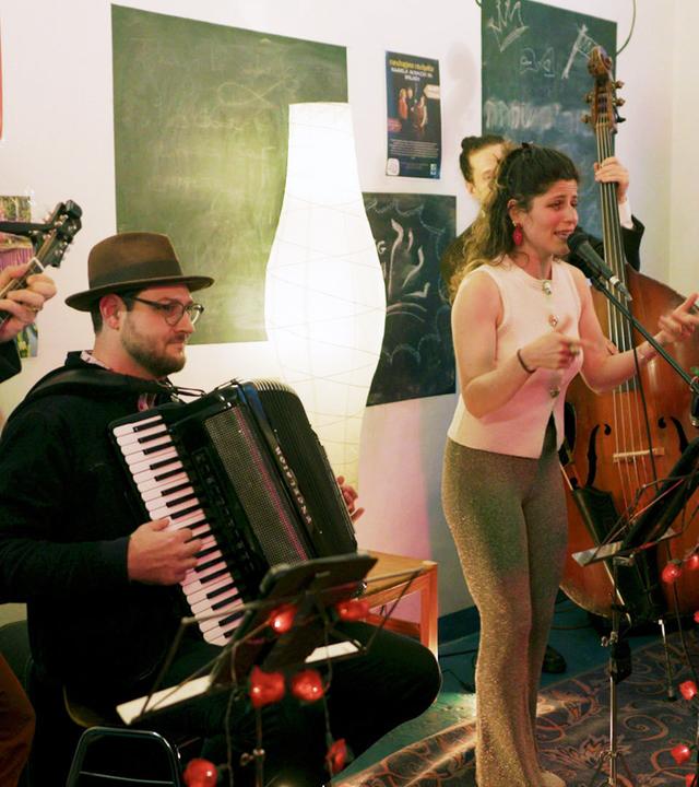 Vier Musiker mit ihren Instrumenten und eine Sängerin