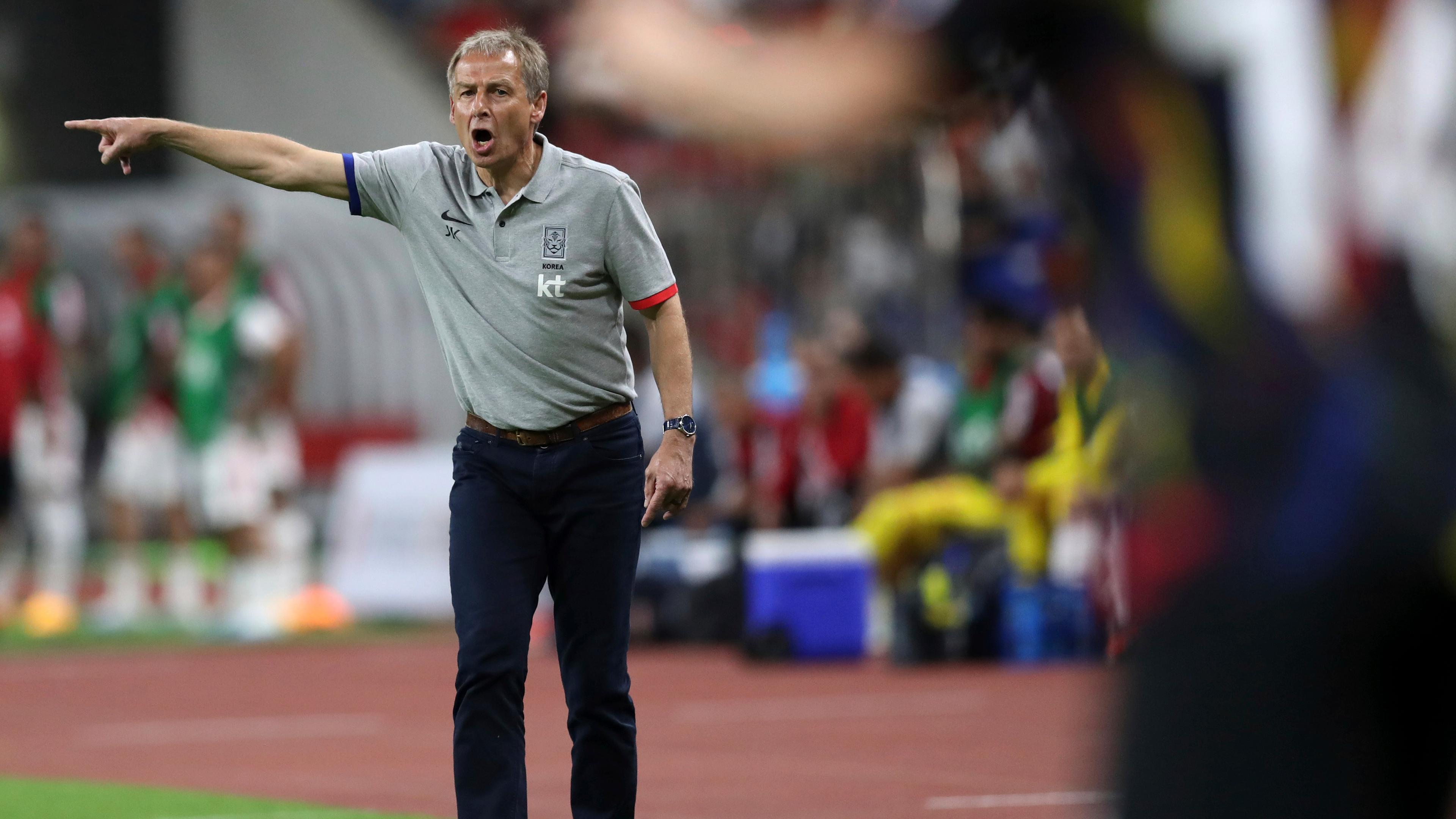 Jürgen Klinsmann gestikuliert am Spielfeldrand