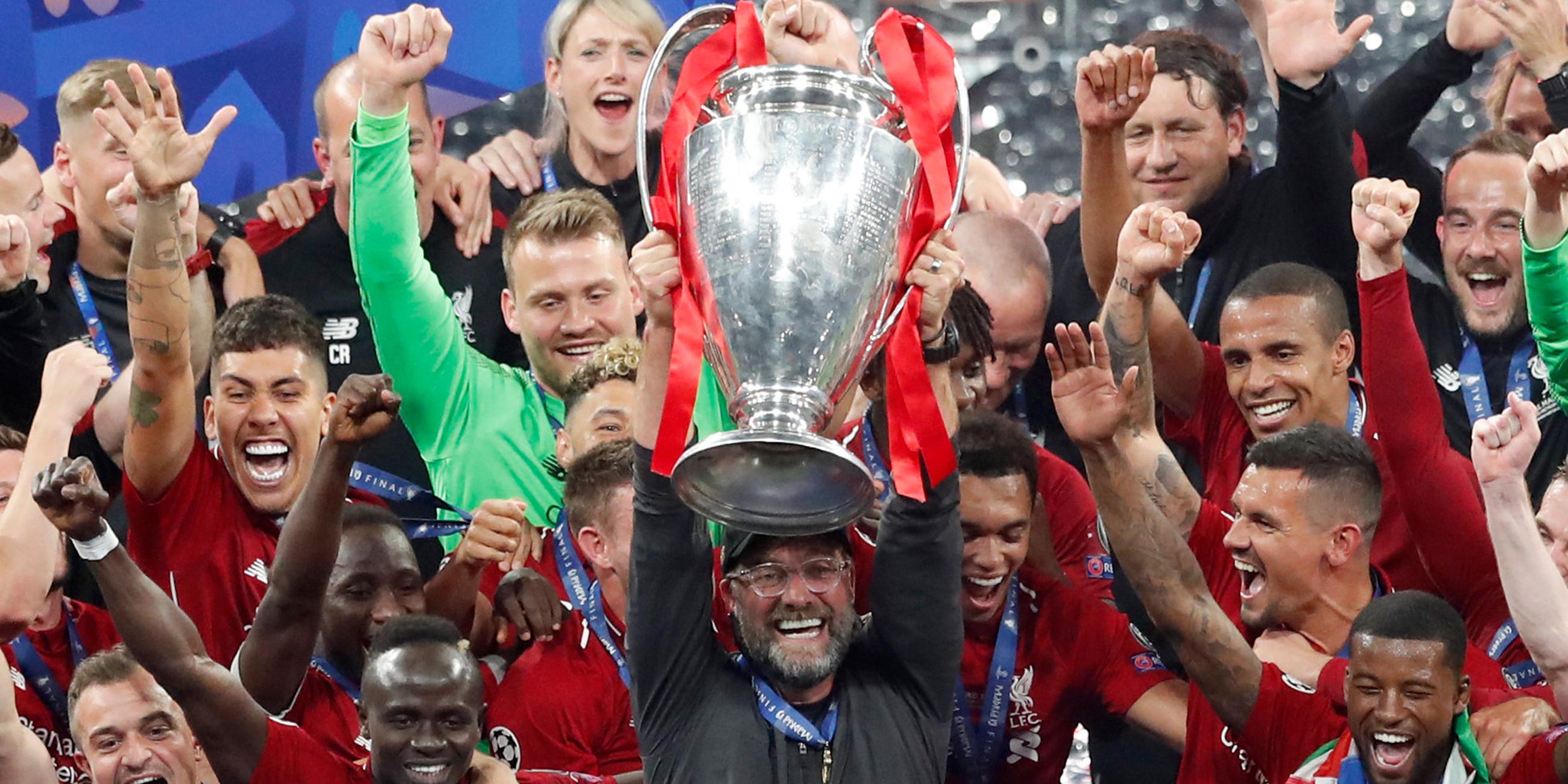 Jürgen Klopp jubelt mit den Spielern des FC Liverpool am 01.06.2019 in Madrid