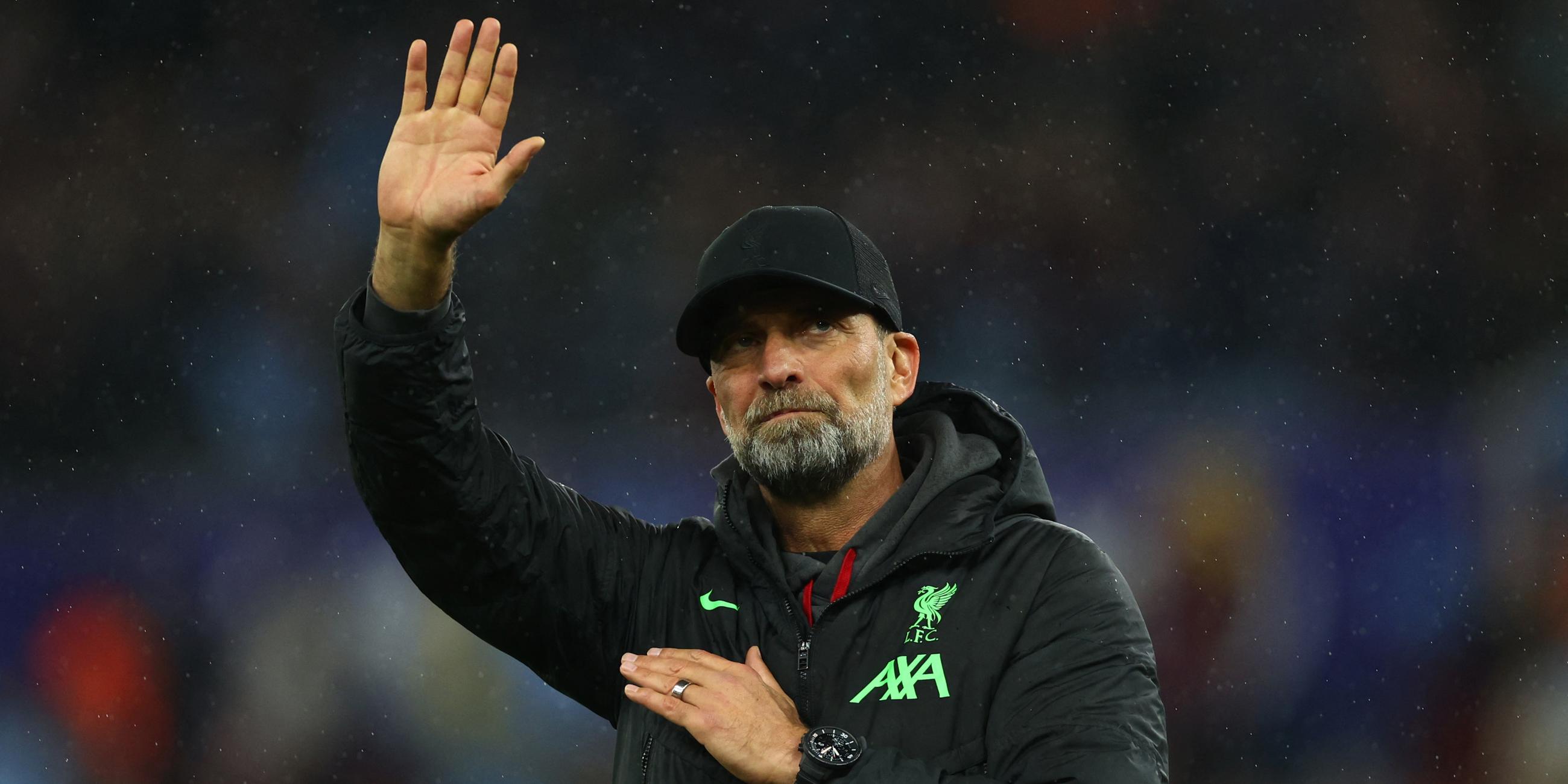Jürgen Klopp winkt den Fans nach seinem letzten Auswärtsspiel als Liverpool-Trainer zu.