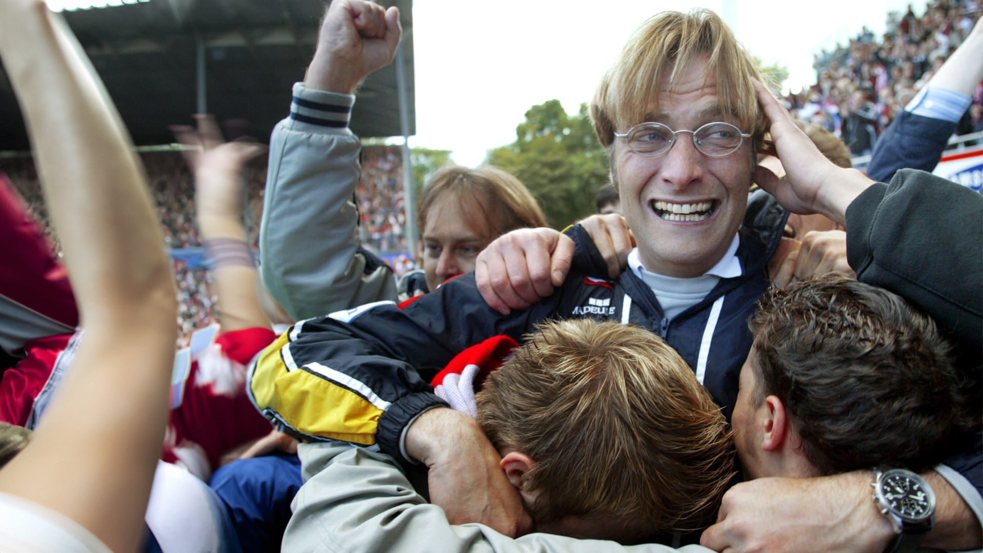 Der Mainzer Trainer Juergen Klopp feiert am Sonntag, 23. Mai 2004 in Mainz mit seinen Fans nachdem Mainz durch einen 3-0 Sieg in einem Zweitligaspiel gegen Eintracht Trier den Aufstieg in die 1. Fussball- Bundesliga geschafft hat.