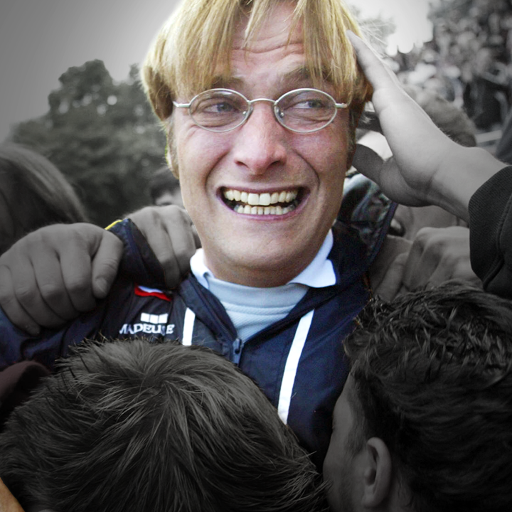 Der Mainzer Trainer Juergen Klopp feiert am Sonntag, 23. Mai 2004 in Mainz mit seinen Fans nachdem Mainz durch einen 3-0 Sieg in einem Zweitligaspiel gegen Eintracht Trier den Aufstieg in die 1. Fussball- Bundesliga geschafft hat.