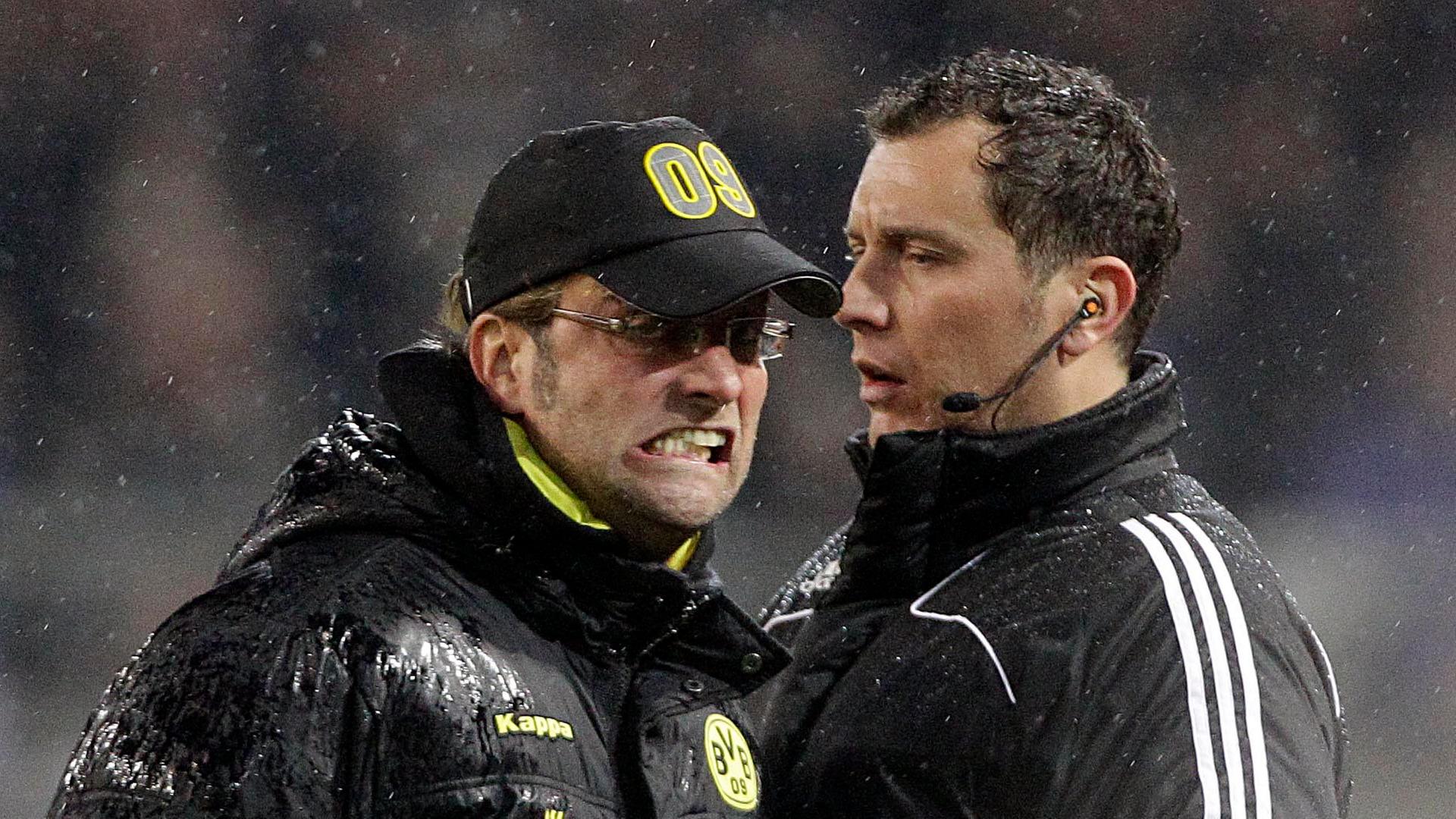 Dortmunds Cheftrainer Jürgen Klopp, links, diskutiert mit dem vierten Schiedsrichter Stefan Trautmann