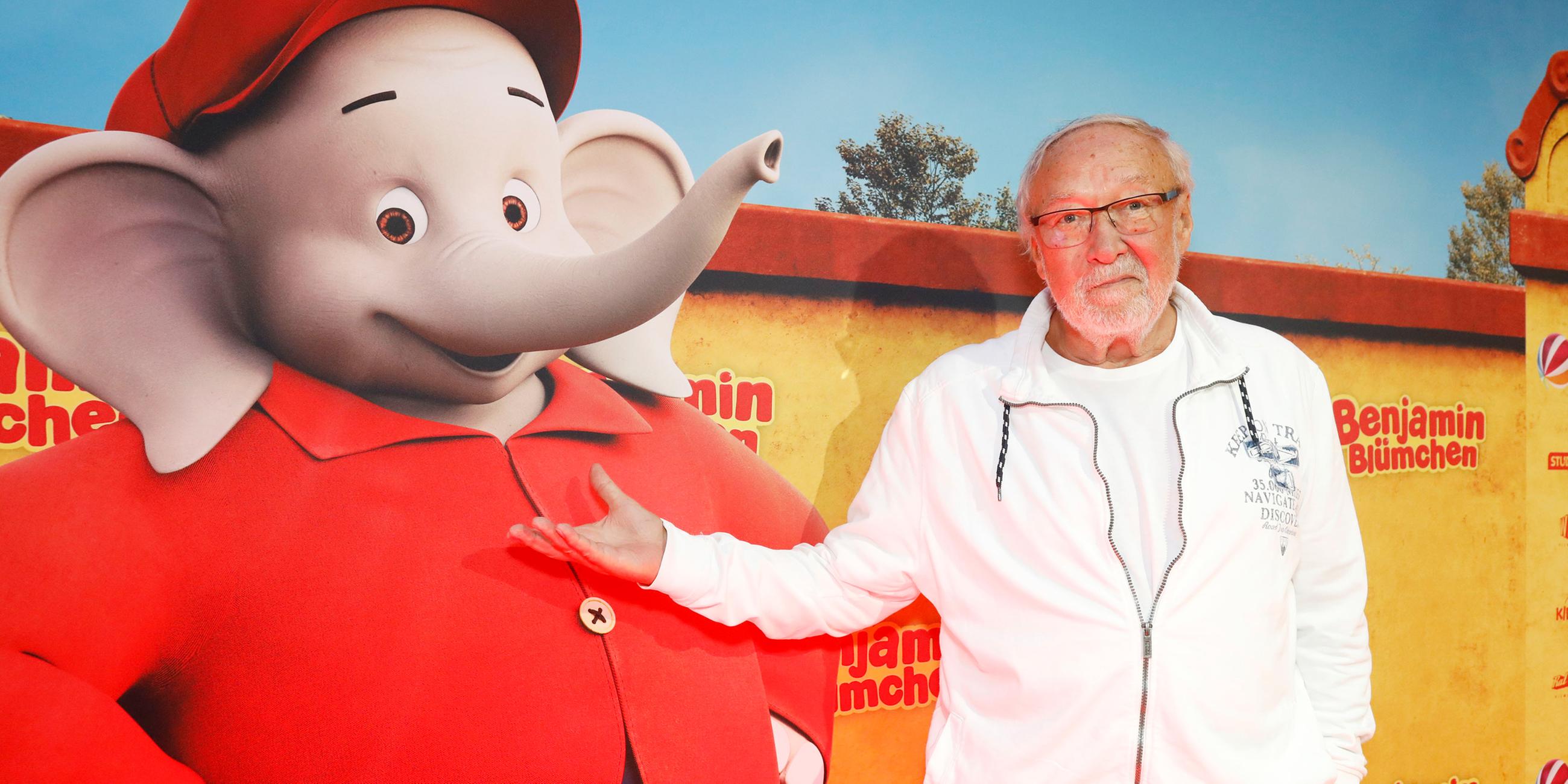 Archiv: Jürgen Kluckert, Synchron- und Hörspielsprecher, steht bei der Premiere des Kinofilms "Benjamin Blümchen" neben dem Elefanten im Mathäser Filmpalast. (21.07.2019)
