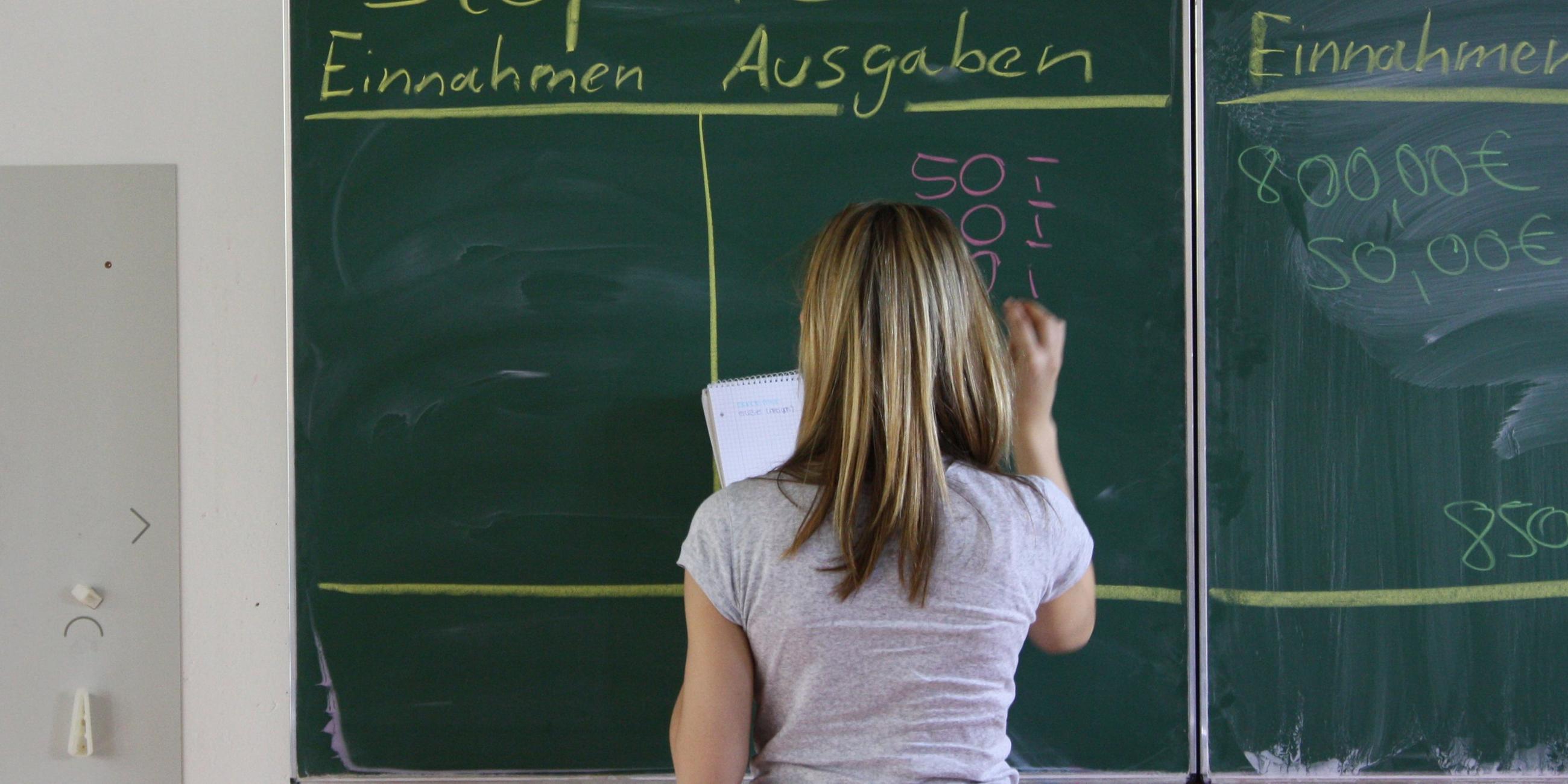 Eine Schülerin stellt im Rahmen des Projekts finanzielle Bildung der Stiftung Deutschland im Plus eine Einnahmen-Ausgaben-Rechnung auf. Archivbild