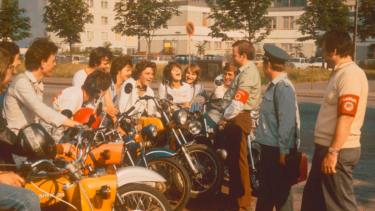 Jugend in der DDR: Vom Stillstand zum Widerstand (3/3) - Vimarsana News