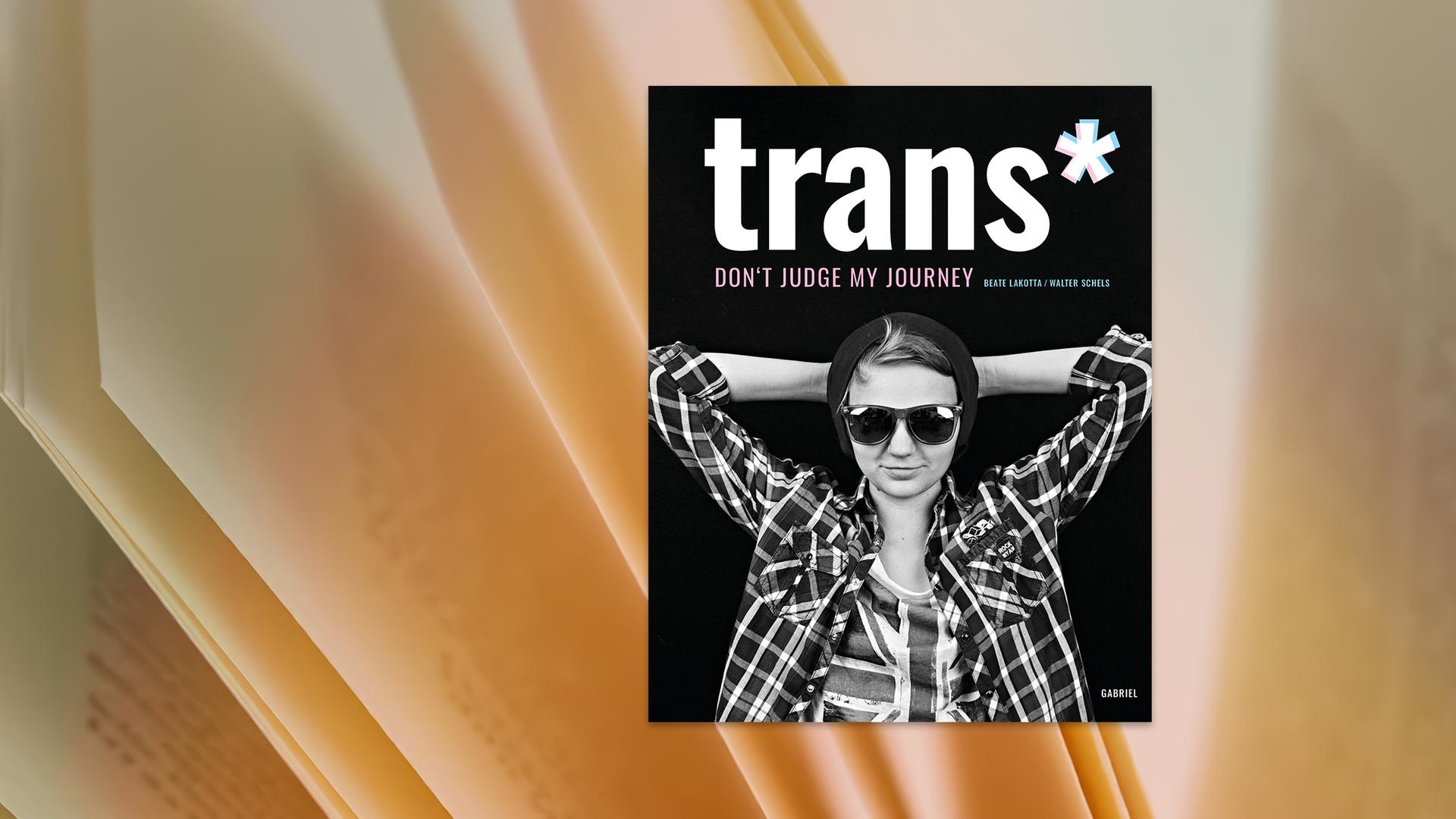 Auf dem Cover des Buches sieht man eine Person mit Sonnenbrille, die ein kariertes Hemd trägt und die Arme hinter dem Kopf verschränkt hat.