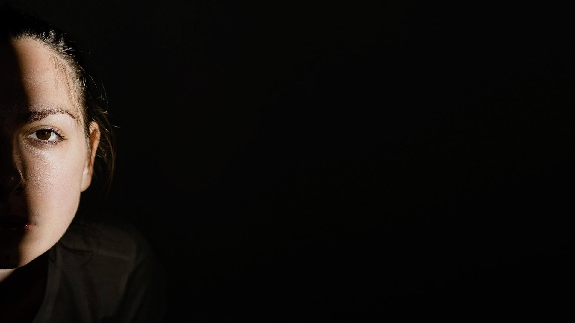 Gesicht einer Jugendlichen im Halbschatten