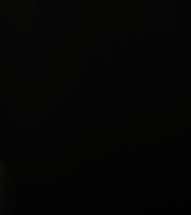 Gesicht einer Jugendlichen im Halbschatten