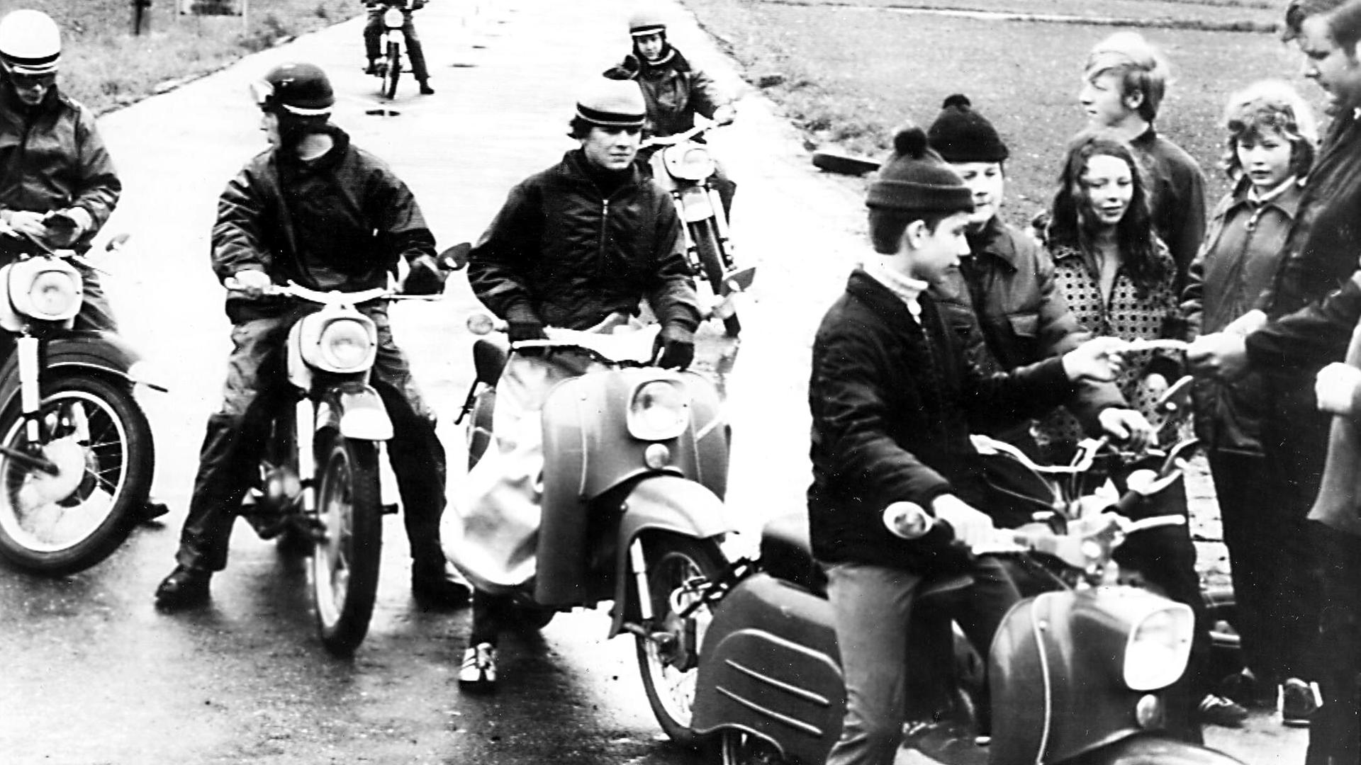 Jugendliche Mopedfahrer in der DDR werden 1972 von einem Abschnittsbevollmächtigten kontrolliert
