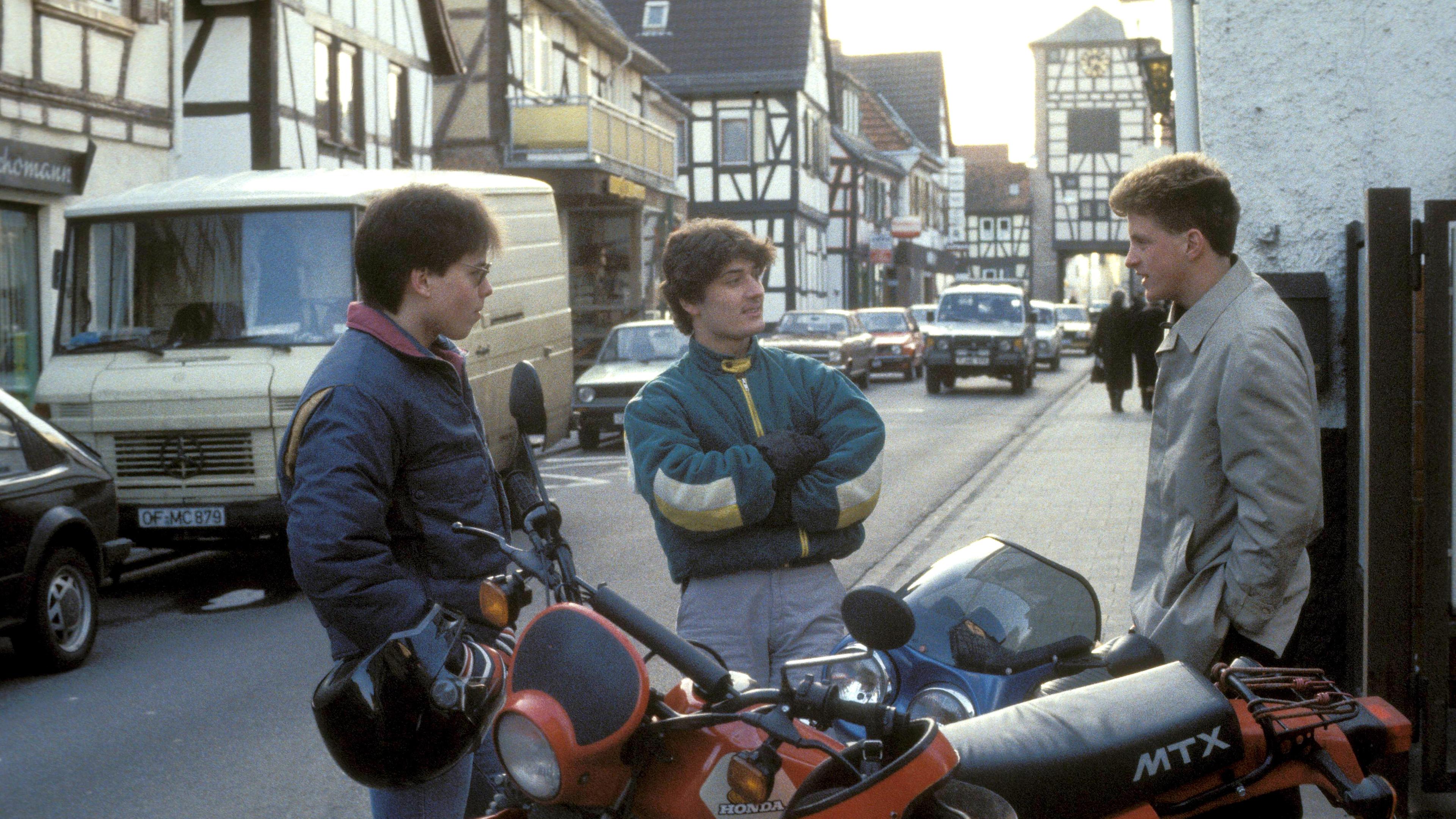 Jugendliche mit ihren Mopeds treffen sich 1984 in Frankfurt am Main